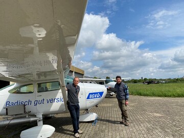 Die Hagelabwehr Ortenau ist mit dem Standort am Flugplatz Offenburg sehr zufrieden und untersttzt den Erhalt der Fliegerbase. Unser Foto entstand am Tag der offenen Tr der Fliegergruppe Offenburg, links Pilot Thomas Ortlieb, rechts Wendelin Hug von der Fliegergruppe.