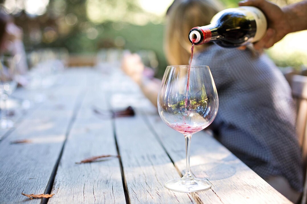 Wer professionell Gste ber Wein informieren mchte, kann sich zum Weinerlebnisfhrer/in ausbilden lassen.