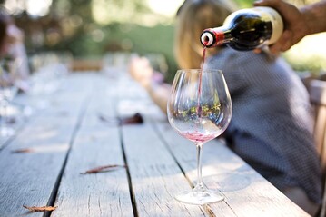 Wer professionell Gste ber Wein informieren mchte, kann sich zum Weinerlebnisfhrer/in ausbilden lassen.