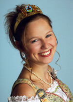 Heike stammt aus einem fränkischen Familienweingut und hat eine Ausbildung zur Bankkauffrau gemacht. Als Iphöfer Weinprinzessin hat sie ihre Heimatstadt vertreten und viel Freude am Umgang mit Weinfreunden und Gästen aus Nah und Fern gehabt. Mit Charme, Wissen und Leidenschaft möchte die 22-Jährige die Menschen von der Kultur unserer Weine begeistern und überzeugen. Ihre Hobbys: Reiten, Motorradfahren, Volleyball und die Weinkultur entdecken und genießen.