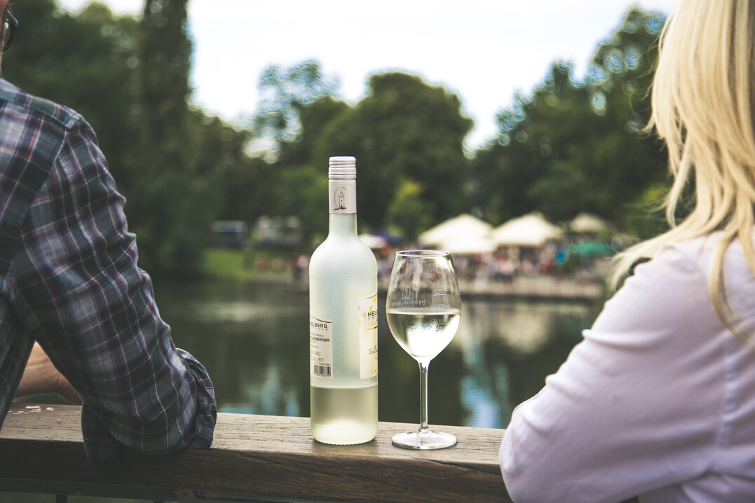 Vier Gastronomen an der Oberen und Unteren Neckarstraße in Heilbronn bieten ab sofort den „Wein-to-Go“-Service „NeckarGläsle“ an.