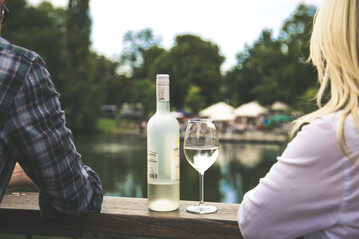 Vier Gastronomen an der Oberen und Unteren Neckarstrae in Heilbronn bieten ab sofort den Wein-to-Go-Service NeckarGlsle an.