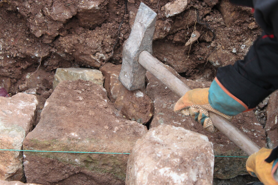Das Hintergemuer ist der wichtigste Teil der Mauer und besteht aus Fllsteinen. Diese werden gut verspannt und mit einem Hammer verkeilt.
