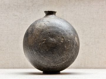 Der Bocksbeutel hat als Flaschenform eine lange Geschichte. Eine Urform der Flasche aus der Sptlatne (ca. 150 v. Chr. bis um Christi Geburt) ist im Main-frnkischen Museum in Wrzburg ausgestellt. 