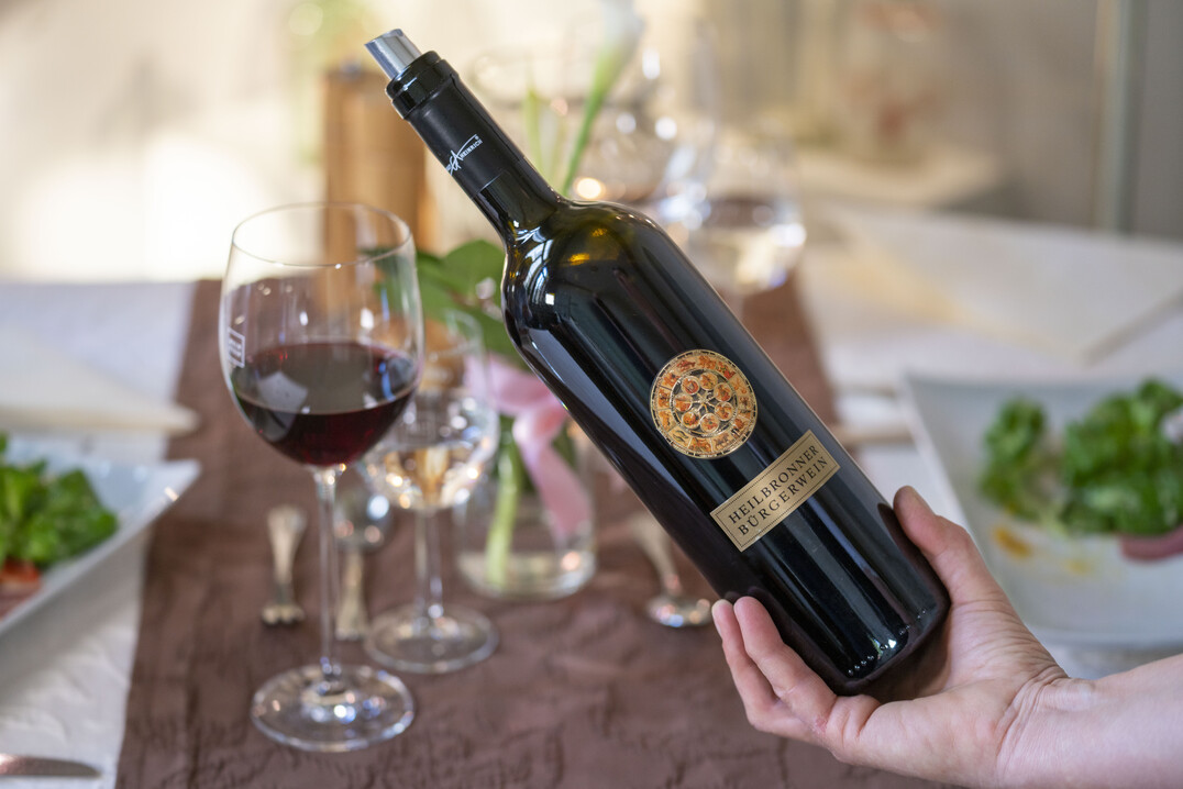 Im Wechsel vinifizieren die Genossenschaftskellerei und das Heilbronner Weingut G.A. Heinrich jedes Jahr eine edle Rotweincuvée in inzwischen zwei eigens dafür angefertigten Eichenholzfässern. 2 Euro pro verkaufte Flasche kommen direkt dem Erhalt des Wein Panorama Wegs am Wartberg zugute.