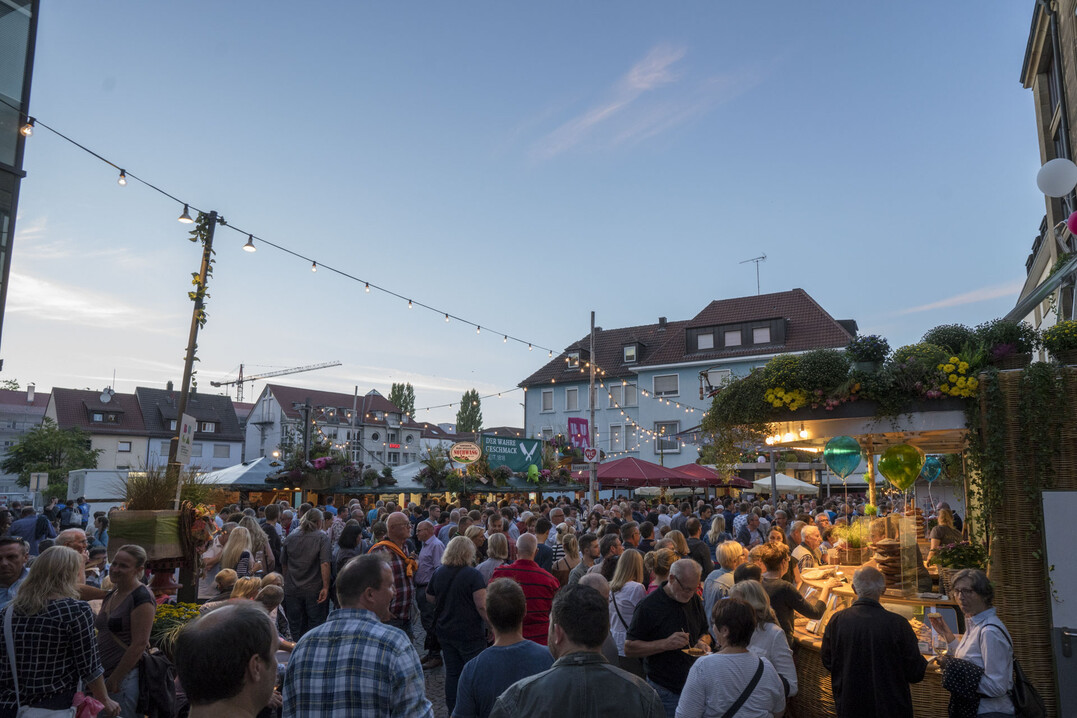 Bei spätsommerlichen Temperaturen legte das Heilbronner Weindorf ein erfolgreichen Start hin.