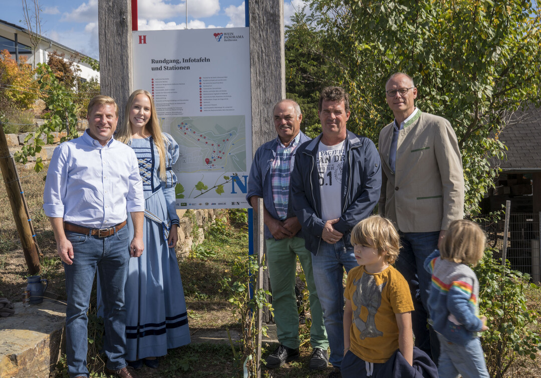 Gemeinsam mit dem Heilbronner Kthchen Denise Fohr weiht der Vorstand des Verkehrsvereins die neu gestalteten Informationstafeln am Wein Panorama Weg ein.