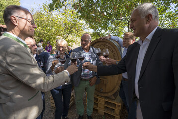 Anstossen auf das zweite Heilbronner Brgerwein-Fass. Zwei Euro vom Verkauf dieses Weines frdern den Erhalt des Wein Panorama Wegs in Heilbronn.
