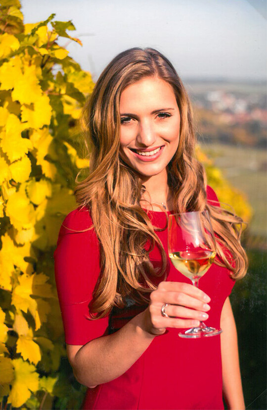 Alisa Hofmann war Weinprinzessin in Sulzfeld am Main. Die 21-jhrige studiert Rechtswissenschaften an der Julius-Maximilians-Universitt in Wrzburg. Ihre Hobbies sind Backen, Inlineskates fahren, Singen und Tanzen  letzteres in der Garde.  