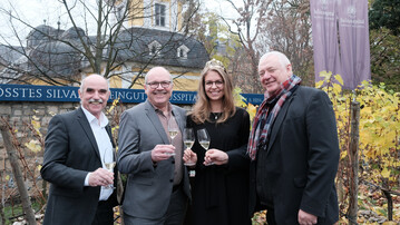Im Weingut Juliusspital Wrzburg (v l. n. r. ): Weinbauprsident Artur Steinmann, Vizeprsident Horst Kolesch, die 65. Frnkische Weinknigin Eva Brockmann und Hermann Schmitt.