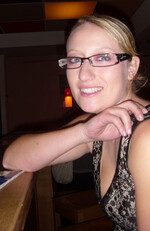 Ilonka (24) hat als einzige Bewerberin keine Amtszeit als Weinprinzessin hinter sich. Dafür kann sie mit einer fundierten Ausbildung im Weinfach aufwarten. Nach der Ausbildung zur Weinhandelsküferin an der LWG und Praktika in Italien und Neuseeland hat sie 2008 ihren Abschluss als Staatliche geprüfte Technikerin für Weinbau und Oenologie in Weinsberg gemacht. Im Moment arbeitet sie im Weingut der Eltern in Margetshöchheim. Fußball, Reiten und Mopedfahren zählen zu ihren Hobbys.