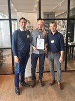 Die Vorstände Tobias Zingerle und Philipp Kuhn bei der Überreichung der Urkunde für den besten Jungwinzer 2019 an Philip Apel vom Weingut Hubertus M. Apel.