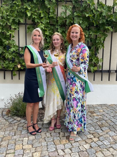 Die neuen Schsischen Weinhoheiten (v.l.): Nicole Baumgrtel (Weinprinzessin), Alona Chesnok (Weinknigin) und Sabine Leonhardt (Weinprinzessin).