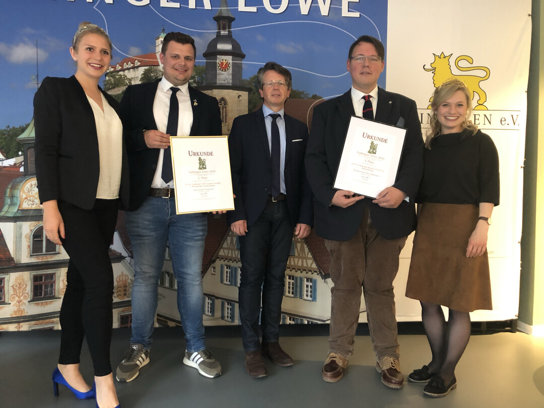 Florian Solymari (2. v. l.) und Dr. Dieter Blankenhorn (3. v. l.) vom Staatsweingut Weinsberg sowie Markus Drautz (2. v. r.) vom Weingut Drautz-Able drfen sich ber einen zweiten und dritten Platz beim diesjhrigen Lembergerpreis freuen. bergeben wurden die Preise von der Wrttemberger Weinknigin Julia Bcklen und der Deutschen Weinknigin Carolin Klckner. 