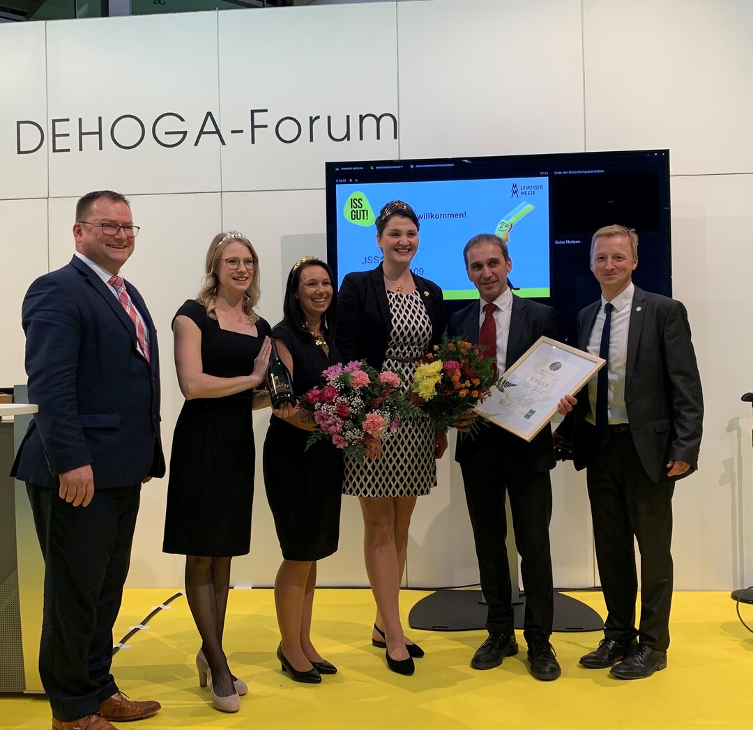 Im Rahmen der ISS GUT! Messe in Leipzig wurde der Mitteldeutsche Weinpreis am Stand des DEHOGA-Forums vom Hauptgeschftsfhrer Axel Klein (1. v. l.) und den zwei amtierenden Gebietsweinkniginnen Annemarie Triebe (Saale-Unstrut) (Mitte) und Katja Bhme (Sachsen) (3. v. l.) sowie der Schsischen Weinprinzessin Ann-Kathrin Schatzl (2. v. l.) an die Preistrger berreicht.