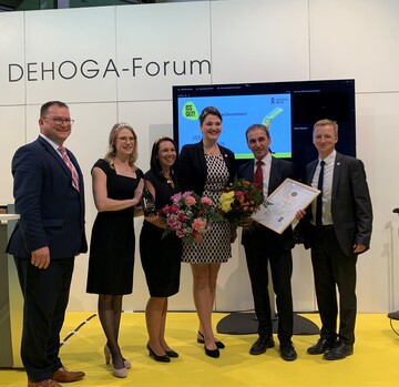 Im Rahmen der ISS GUT! Messe in Leipzig wurde der Mitteldeutsche Weinpreis am Stand des DEHOGA-Forums vom Hauptgeschftsfhrer Axel Klein (1. v. l.) und den zwei amtierenden Gebietsweinkniginnen Annemarie Triebe (Saale-Unstrut) (Mitte) und Katja Bhme (Sachsen) (3. v. l.) sowie der Schsischen Weinprinzessin Ann-Kathrin Schatzl (2. v. l.) an die Preistrger berreicht.