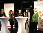 Frauen-Talkrunde beim Empfang der Landesvertretung Rheinland-Pfalz in Berlin: v. l. amtierende Deutsche Weinkönigin Julia Bertram, Staatsministerin Margit Conrad, ehemalige Deutsche Weinkönigin Simone Renth-Queins als Moderatorin, Weinbauministerin Ulrike Höfken, Vinissima-Präsidentin Ulrike Lenhardt