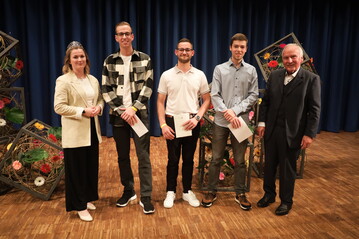 Bei der Urkundenbergabe (v.l.): Julia Noll (Weinknigin), Fabian Werner (Jahrgangsbester Weintechnologe), Aaron Kbelin (Jahrgangsbester Winzer), Jonas Schindler (Jahrgangsbester Winzer) und Klaus Trndlin (Klaus-Trndlin-Stiftung).