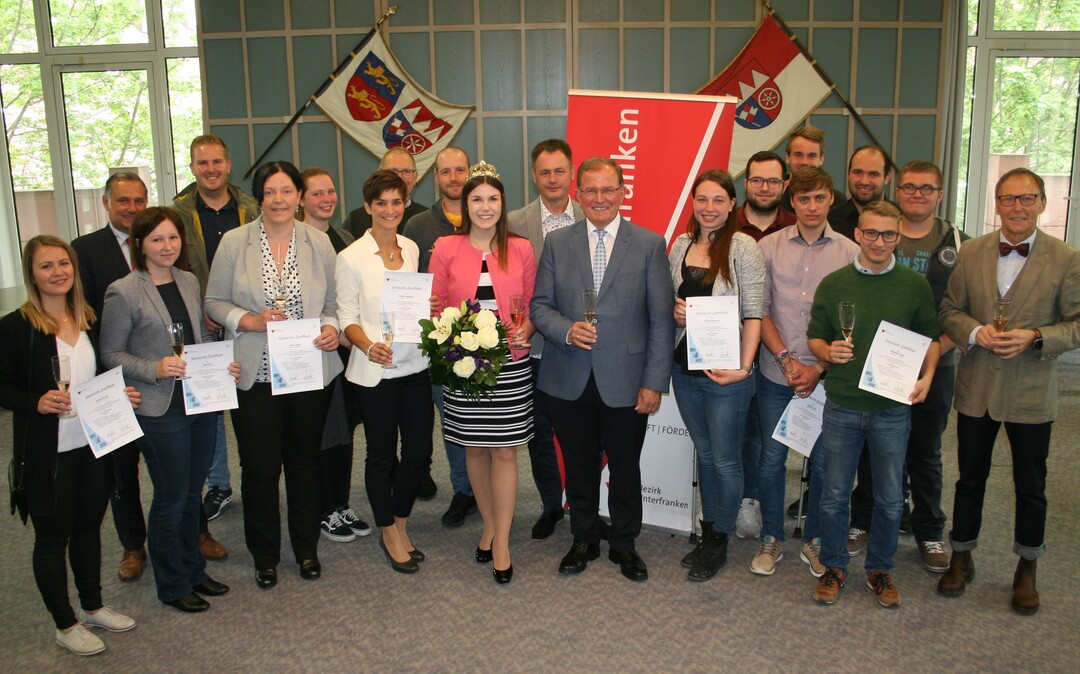 Halten ihre Zeugnisse stolz in ihren Händen, die erfolgreichen Teilnehmer am Sensorik-Seminar der Weinfachberatung des Bezirks zusammen mit Bezirkstagspräsident Erwin Dotzel und Weinkönigin Carolin Meyer. Links neben ihr Christin Ungemach, die Weinkönigin des Jahres 2014/15, ganz rechts Weinfachberater Hermann Mengler.