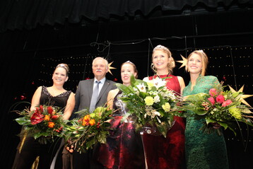 Die neue Wrttemberger Weinknigin Julia Bcklen (2. von links) zusammen mit Weinbauprsident Hermann Hohl und den Weinprinzessinnen Aliena Zischewski, Ellen Volzer (von links) und Franziska Fischer (rechts).
