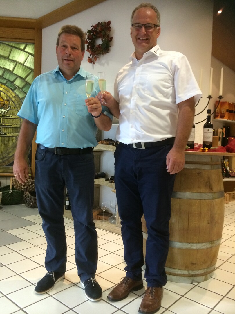 Reinhold Fritz, geschftsfhrender Vorstandsvorsitzender der Weinkellerei Hohenlohe eG (rechts) und Rudolf Bort Vorstandsvorsitzender der WG Heuholz 
