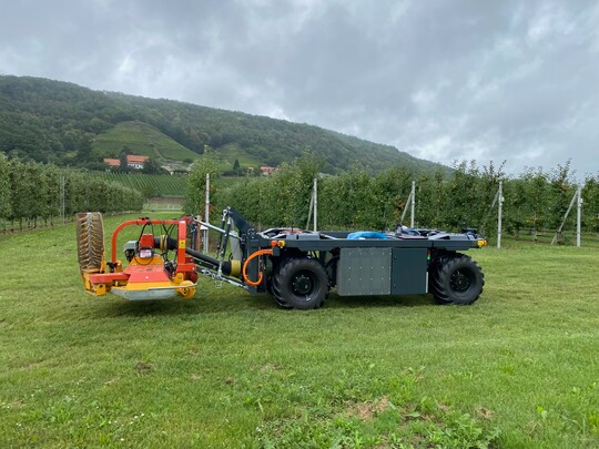 Der ELWOBOT bewegt sich erfolgreich selbstndig im Gelnde. Whrend der Fahrt tasten 2D- und 3D-Lasersensoren die Umgebung ab.