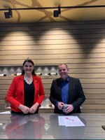 Weinkönigin Annemarie Triebe führte zusammen mit Weinbaupräsident Hans Albrecht Zieger durch die Onlineveranstaltung.