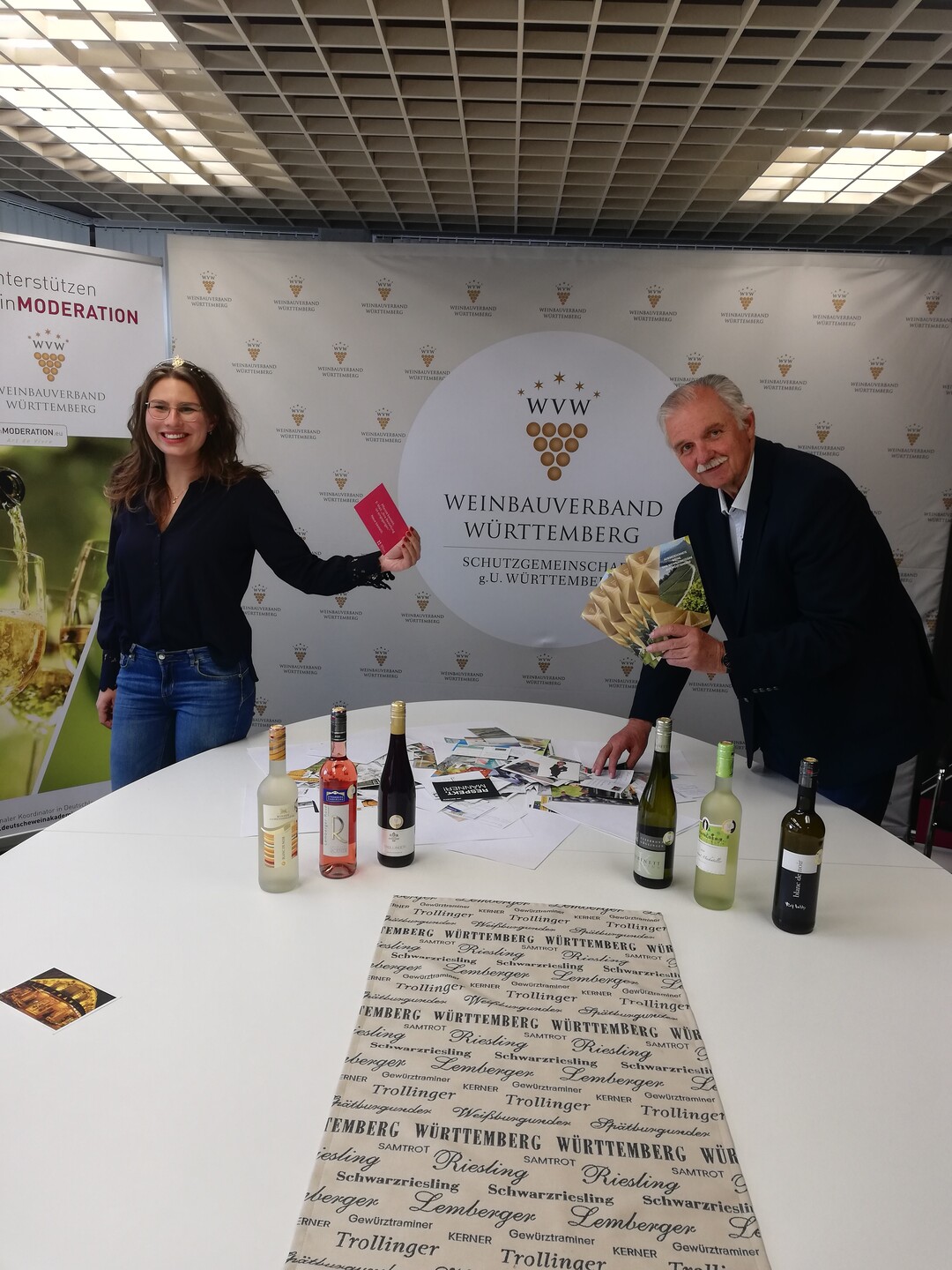   Die Wrttemberger Weinknigin, Tamara Elbl und der Verbandsprsident, Hermann Hohl, zogen die glcklichen Gewinner.
