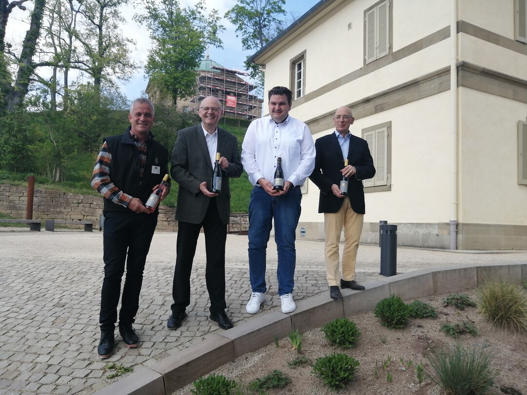 Stolz prsentieren Markus Nanz, Jrgen Dietrich, Joachim Fischer und Michael Hrmann (von links nach rechts) die Weinkreationen.