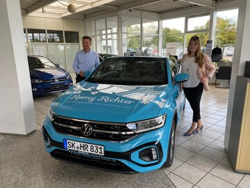 Knigliches Blau macht das neue Weinkniginnen-Auto unverwechselbar.