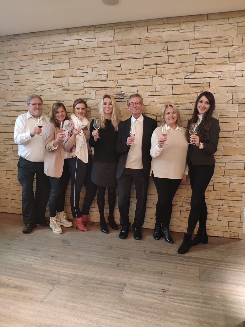 Auf einen erfolgreichen Abschluss - das Forschungsteam des Weinnova-Projekts an der DHBW Heilbronn (v.l.n.r.): Jrgen Bluhm, Isabella Bauer, Dr. Cornelia Klug, Prof. Dr. Yvonne Zajontz, Prof. Dr. Gnter Ker-Pawelka, Monika Wilke und Alina Amann.
