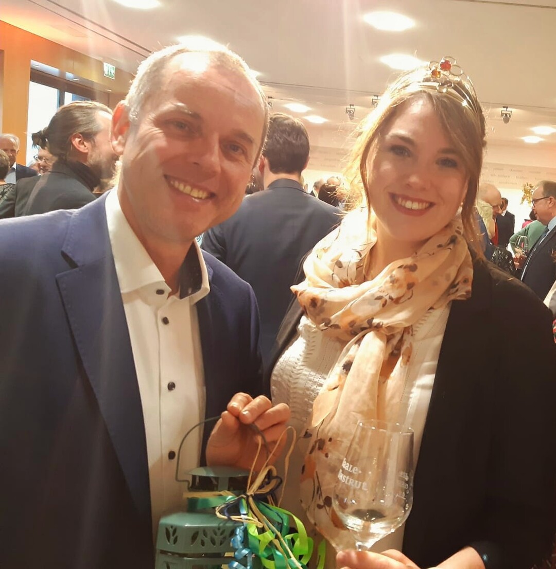 Weinbauprsident Hans-Albrecht bergab der Gebitesweinknigin Romy Richter eine gravierte Laterne anlsslich ihres 26. Geburtstages.