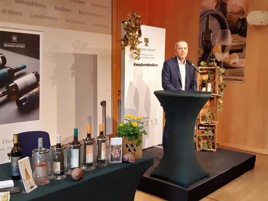 Weinbauprsident Hans-Albrecht richtet seine Gruworte an die Anwesenden.