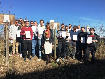 Mit groer Freude und einer Portion Stolz gratuliert Sylvia Drr (Mitte) das dritte Jahr in Folge Ihren Schlern. Mgen die neuen Berater die Botschaft Kulturgut Wein immer fachkundig nach auen tragen.
