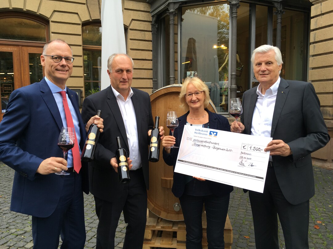 (v.l.) Steffen Schoch (Heilbronn Marketing GmbH), Justin Kircher (WG Heilbronn), Angelika Biesdorf (Brgerstiftung) und Karl Seiter (WG Heilbronn) bei der Scheckbergabe und mit dem zweiten neuen Brgerweinfass vor der Heilbronner Wein Villa.