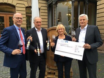 (v.l.) Steffen Schoch (Heilbronn Marketing GmbH), Justin Kircher (WG Heilbronn), Angelika Biesdorf (Brgerstiftung) und Karl Seiter (WG Heilbronn) bei der Scheckbergabe und mit dem zweiten neuen Brgerweinfass vor der Heilbronner Wein Villa.
