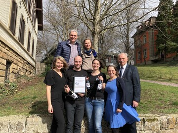 Jahrespressekonferenz zwischen Wind und Wetter: von links oben Vizeprsident Peter Albrecht, Magdalena Dreisiebner (LVWO), Weinknigin Julia Bcklen, Simon Gemmrich, Anja Gemmrich, Weinprinzessin Aliena Zischewski und Weinbauprsident Hermann Hohl.