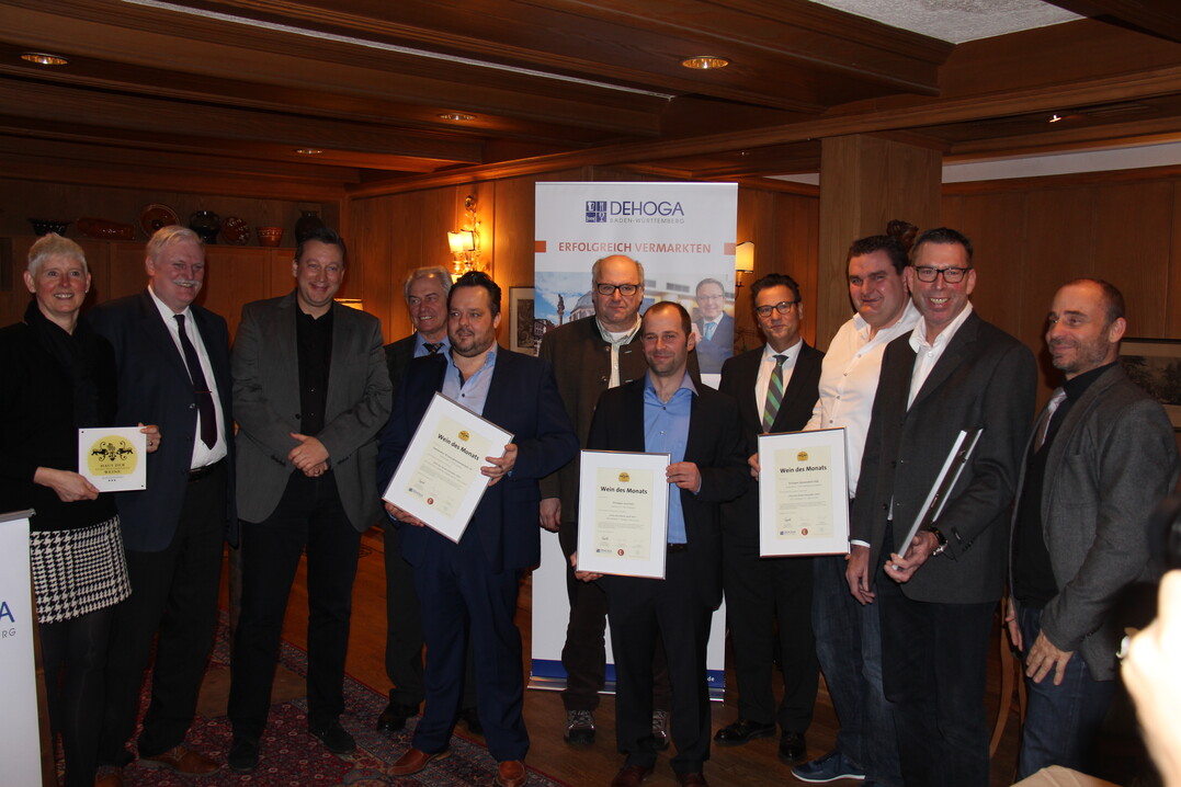 Bei der Veranstaltung wurden auch die Gewinner der Winterweine 2016/2017 ausgezeichnet (von links): WinzerRegina Autenrieth (DEHOGA Tourismus), Peter Wohlfarth (Badischer Weinbauverband), Andreas Scherle (Hotel zur Weinsteige Stuttgart), Waldemar Fretz (DEHOGA Baden-Württemberg), Stephan Danner (Durbacher Winzergenossenschaft), Karl-Josef Fuchs (Romantik Hotel Spielweg), Jochen Grahm (Weingut GravinO), Peter Hauk (Verbraucherschutzminister), Joachim Fischer (Weingut Sonnenhof), Karl Ernst Zimmermann (Weingut Zimmermann) und Werner Bader (Weinbauverband Württemberg).