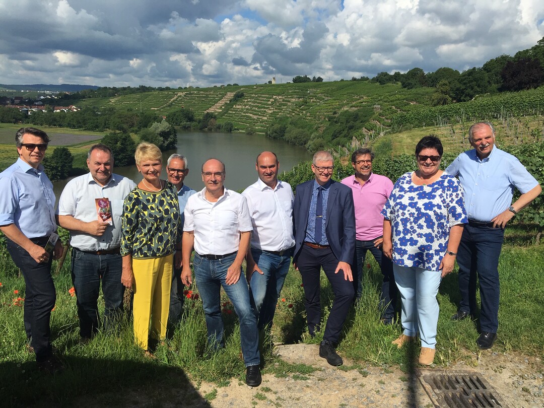 Den Klimawandel als Chance für den Weinbau in Terrassenlagen nutzen – das soll das neue Projekt EIP-AGRI-Projekt "Steile Weine" in Angriff nehmen. Zur Vorstellung des Projekt luden die Akteure Ende Juni auf die Weinterrassen in Kirchheim am Neckar ein. Mit von der Partie war auch Staatssekretärin Friedlinde Gurr-Hirsch.