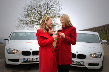 Die beiden Weinkniginnen Marion Wunderlich aus Franken (links) und Theresa Olkus aus Wrttemberg (rechts) sind echte Grenzgngerinnen
