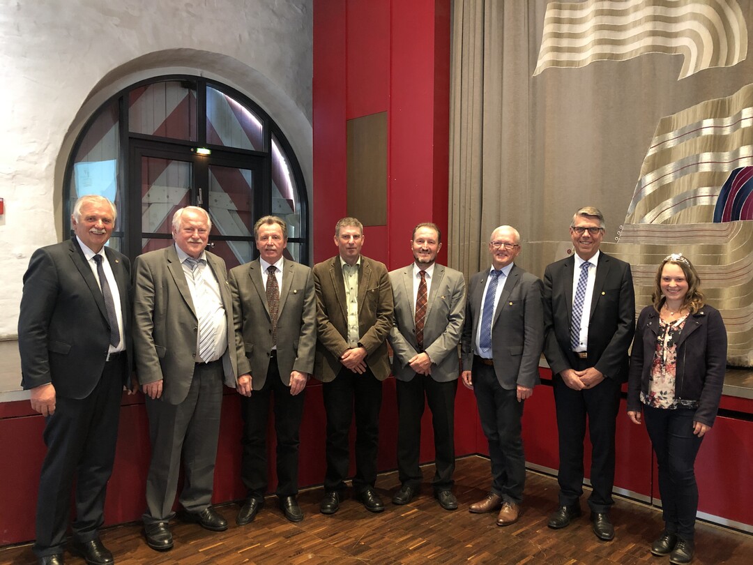Im Rahmen der Mitgliederversammlung des Wrttembergischen Weinbauverbandes wurden sechs Goldene Ehrennadeln verliehen. Von links: Weinbauprsident Hermann Hohl, Joachim Hauck, Hans Wahler, Thomas Frieben, Matthias Schilling, Georg Enssle, Albrecht Hauber und Weinprinzessin Aliena Zischewski.   
