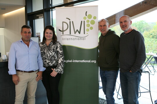 Bei der Piwi International Wine Challenge 2023 (v.l.): Alexander Morandell (Prsident), Anna Reinhardt (Leiterin Weinwerk, Weingut Reinhardt), Andreas Dilger (Vorsitzender Piwi Deutschland) und Christian Waltl (Mitglied und Geschftsfhrer Piwi International).