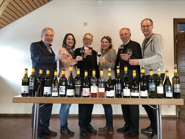 Bei der Verkostung der filmreifen Weine (von links): Christoph Palmer, Anja Gemmrich, Dieter kosslick, Wrttemberger Weinknigin Tamara Elbl, Hermann Hohl und Christian Seybold vom Weinbauverband. 