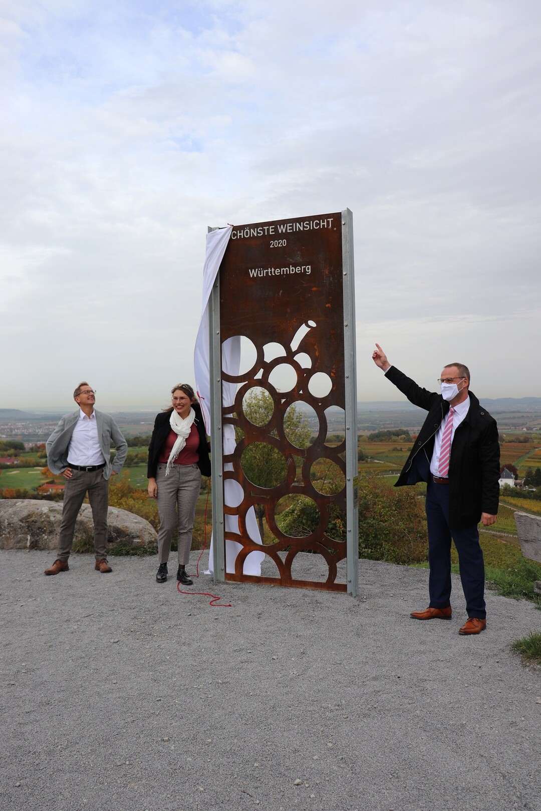 Die Enthllung der "Schnsten Weinsicht 2020" durch  Steffen Schindler, der Marketing Direktor des Deutschen Weininstitutes (DWI), Tamara Elbl, Wrttemberger Weinknigin und dem Cleebronner Brgermeister Thoma Vogl.