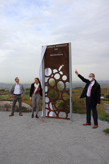 Die Enthllung der "Schnsten Weinsicht 2020" durch  Steffen Schindler, der Marketing Direktor des Deutschen Weininstitutes (DWI), Tamara Elbl, Wrttemberger Weinknigin und dem Cleebronner Brgermeister Thoma Vogl.