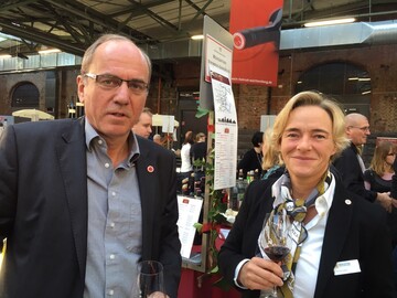 Ulrich Breutner, Geschftsfhrer der Werbegemeinschaft Wrttembergischer Weingrtnergenossenschaften, und Christina Lauber, neue Geschftsfhrerin Badischer Wein GmbH auf der BW-Classics in Berlin.