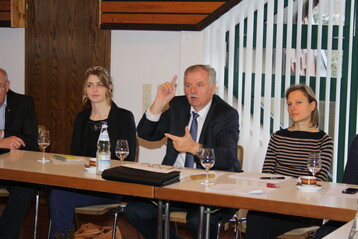 Prsident Hermann Hohl forderte auf der Pressekonferenz weniger Brokratie. Begleitet wurde er von Weinknigin Stefanie Schwarz und Qualittsweinprferin Magdalena Dreisiebner