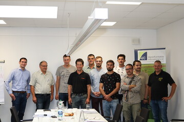 Von links nach rechts: Falk Kullen (Geschftsfhrer AKI), Siegfried Schwab (Stellv. Vorsitzender AKI), Vertretung Gastfamilie Hauler (Pfedelbach), Matthias Klz (Leingarten), Rolf Pffflin (Bretzfeld), Markus Rokopf (Projektmanager AKI), Lasha Getiashvili (Praktikant), Teimuraz Jikidze (Praktikant), Zurabi Paresishvili (Praktikant), Luka Sumbadze (Praktikant), Rainer Dieroff (hringen).
