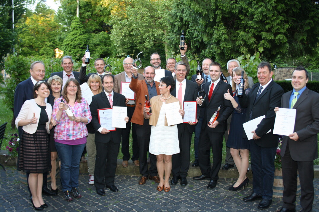 Grund zum Feiern vor der Weinvilla in Heilbronn