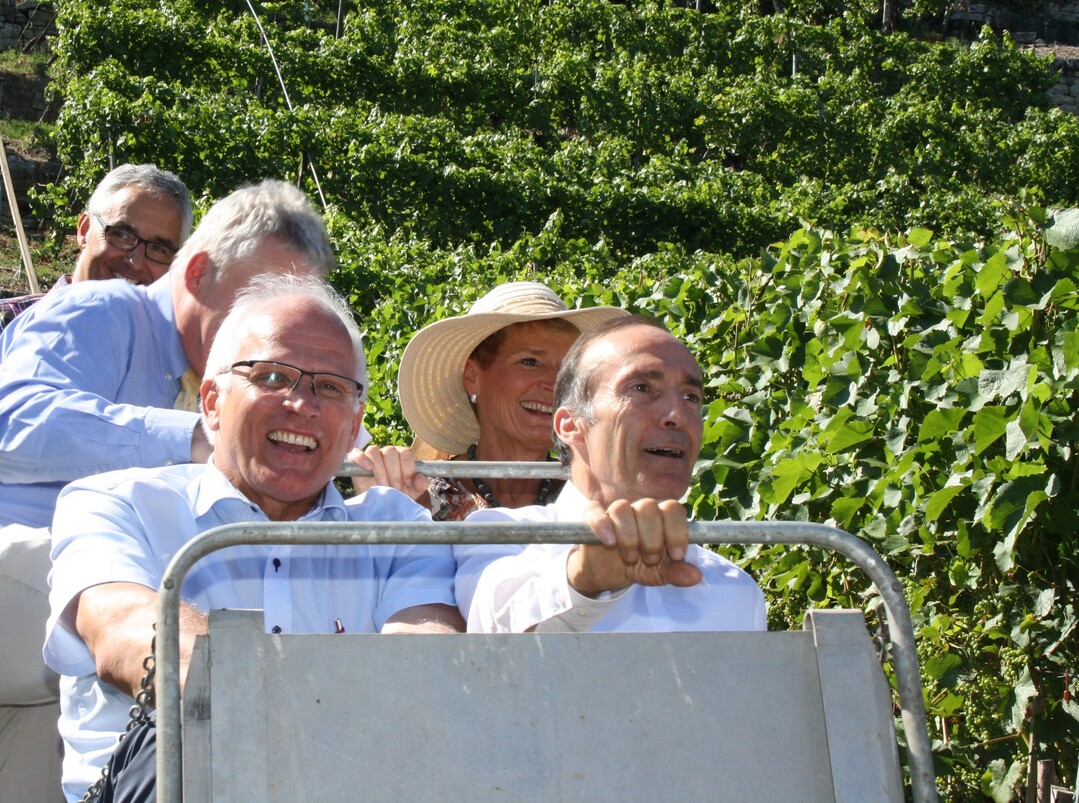 Auf Einladung der CDU-Landtagsabgeordneten Friedlinde Gurr-Hirsch (hinten rechts) besuchte am Montag Staatssekretär Peter Bleser (vorne links) die Weinbausteillagen in Lauffen am Neckar. Für das realistische Erlebnis durfte auch die Fahrt mit der Monorackbahn nicht fehlen.